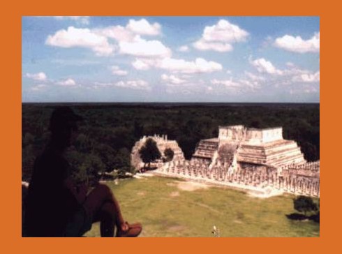en lo alto de chichen itza